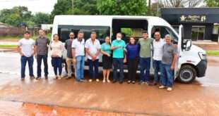 Mara Rocha entrega, em Acrelândia,  veículo com acessibilidade para transporte de pacientes.