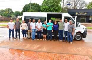 Mara Rocha entrega, em Acrelândia,  veículo com acessibilidade para transporte de pacientes.