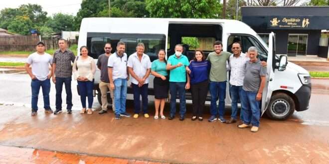 Mara Rocha entrega, em Acrelândia,  veículo com acessibilidade para transporte de pacientes.