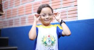 Educação realiza entrega de óculos do Programa Olhar Digital