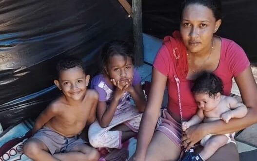 Mulher que foi despejada com três filhos pequenos pede ajuda