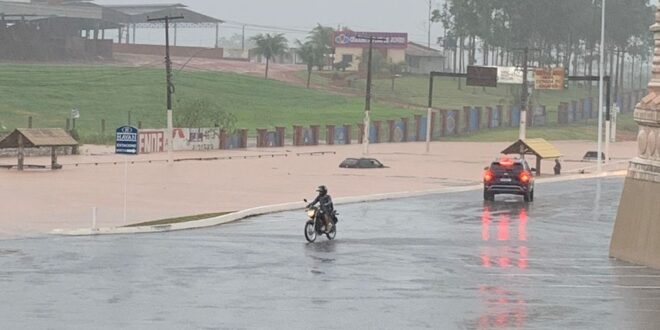 Chuva intensa provoca inundações em sete bairros da capital
