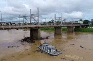 Deracre retira balseiros acumulados na ponte metálica Juscelino Kubitschek