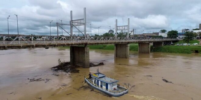 Deracre retira balseiros acumulados na ponte metálica Juscelino Kubitschek