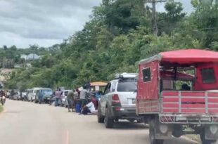 Crise no Peru leva moradores da fronteira buscarem combustível em Assis Brasil