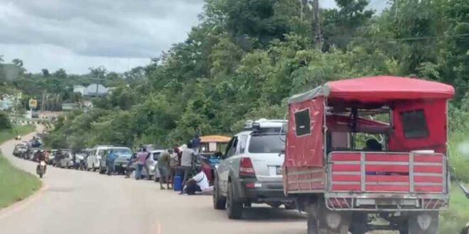 Crise no Peru leva moradores da fronteira buscarem combustível em Assis Brasil