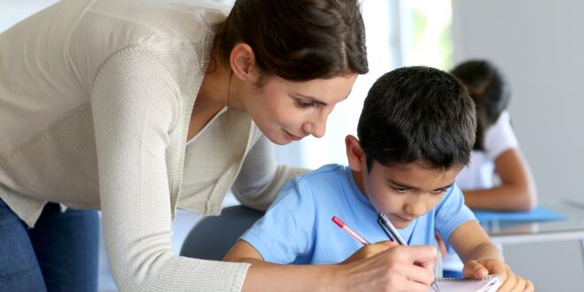 Projeto prevê segundo professor para turma que possua alunos com deficiência