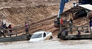 Veículo cai no rio ao tentar usar a balsa para Rodrigues Alves. Vídeo