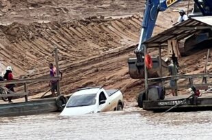 Veículo cai no rio ao tentar usar a balsa para Rodrigues Alves. Vídeo