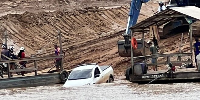 Veículo cai no rio ao tentar usar a balsa para Rodrigues Alves. Vídeo