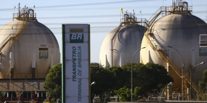 Governo e Congresso buscam soluções para a tributação dos combustíveis