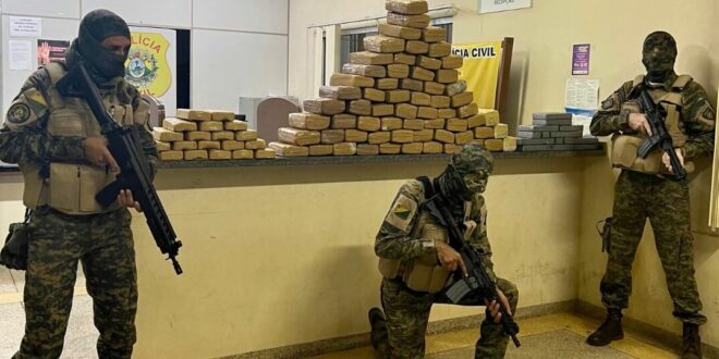 Gefron apreende mas de 100 quilos de droga na fronteira e prende dois homens