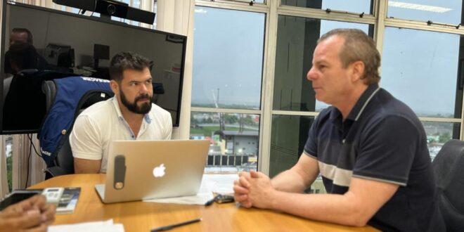 Mesmo em recesso, Pedro Longo visita novo secretário de Saúde e coloca mandato à disposição