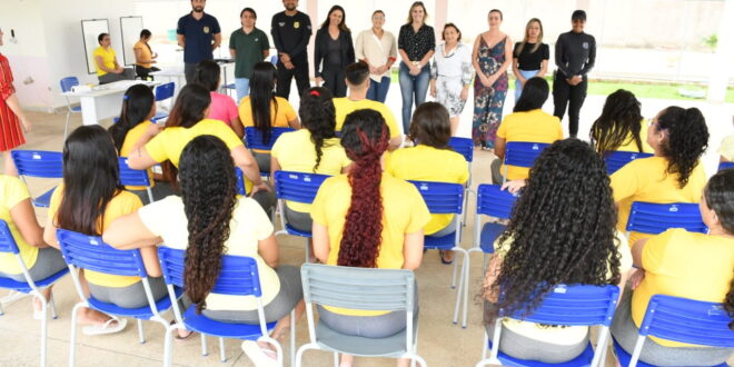 Detentas fazem carteira de identidade em ação no presídio feminino de Rio Branco