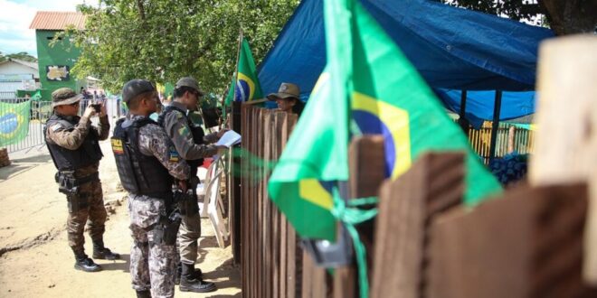 Acampamento em frente ao 4º BIS é desmontado e nove pessoas são encaminhadas à PF