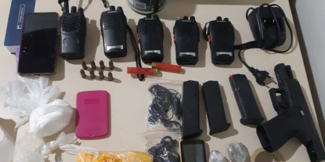 Criminosos com armas e rádios comunicadores são presos no Bujari