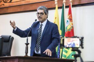 Edvaldo Magalhães cobra reestruturação do PCCR da Educação, alterado pelo governo, e pagamento do piso nacional