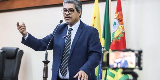 Edvaldo Magalhães cobra reestruturação do PCCR da Educação, alterado pelo governo, e pagamento do piso nacional