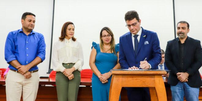 Para colocar ensino do Acre entre os melhores do país, governo empossa novos professores efetivos e anuncia reajuste do piso salarial