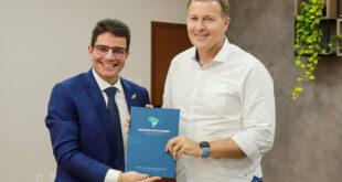 Governador Gladson Cameli recebe propostas da plataforma Amazônia Que Eu Quero