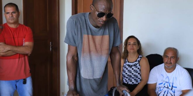 Imigrante haitiano paraplégico retorna ao seu país com auxílio do governo do Acre