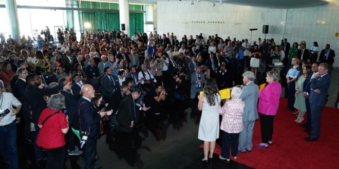 Ato público defende a democracia e o Parlamento, um mês após atos golpistas contra os Três Poderes