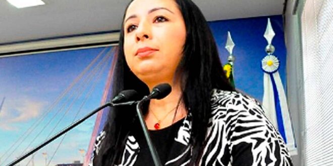 "Não sou oposição ao prefeito mas ao que está errado na administração", diz Elzinha Mendonça