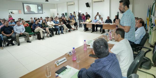 Prefeitos e parlamentares se reúnem para discutir a implantação de aterros sanitários nos municípios do Acre