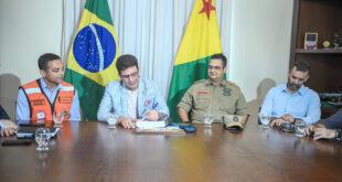 Governo assina Plano de Contingência para coordenar ações em caso de enchentes no Acre