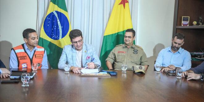 Governo assina Plano de Contingência para coordenar ações em caso de enchentes no Acre