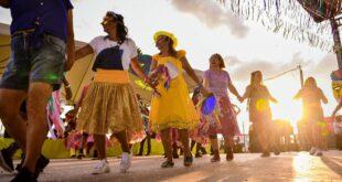 Arena ferve com baile da melhor idade no quarto dia do Carnaval da Família