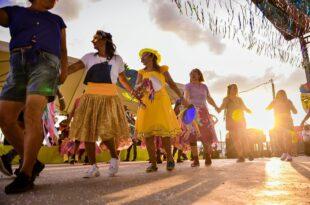 Arena ferve com baile da melhor idade no quarto dia do Carnaval da Família