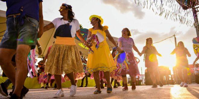 Arena ferve com baile da melhor idade no quarto dia do Carnaval da Família