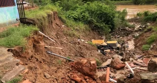 Deslizamento de terra provoca interdição de imóvel em Rio Branco