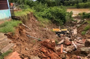 Deslizamento de terra provoca interdição de imóvel em Rio Branco