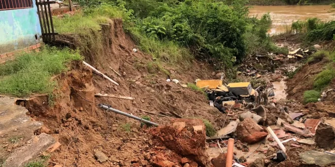 Deslizamento de terra provoca interdição de imóvel em Rio Branco