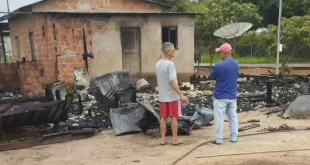 Botija de gás explode e destrói casa de madeira em Porto Acre
