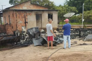Botija de gás explode e destrói casa de madeira em Porto Acre