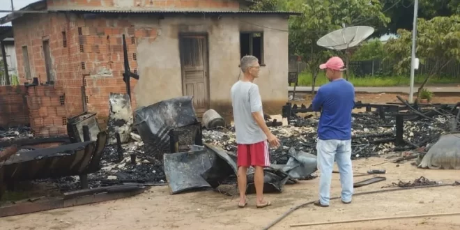 Botija de gás explode e destrói casa de madeira em Porto Acre