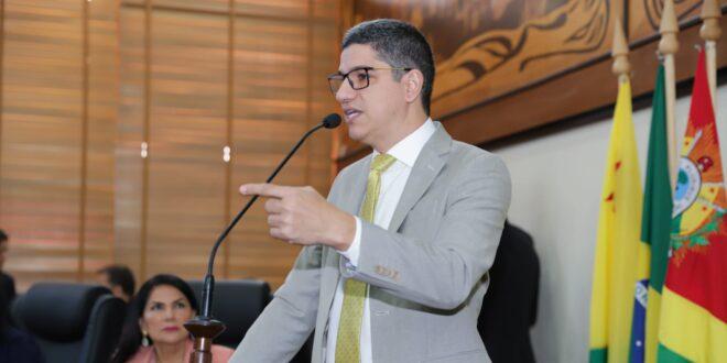 Calegário pede convocação de Donadoni na Aleac para esclarecer nomeação de esposa