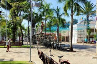Casal é flagrado furtando decoração de Carnaval no Centro de Rio Branco