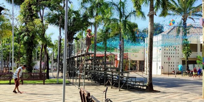 Casal é flagrado furtando decoração de Carnaval no Centro de Rio Branco