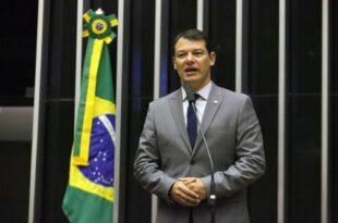 Roberto Duarte apresenta projeto contra o uso de linguagem neutra nas escolas