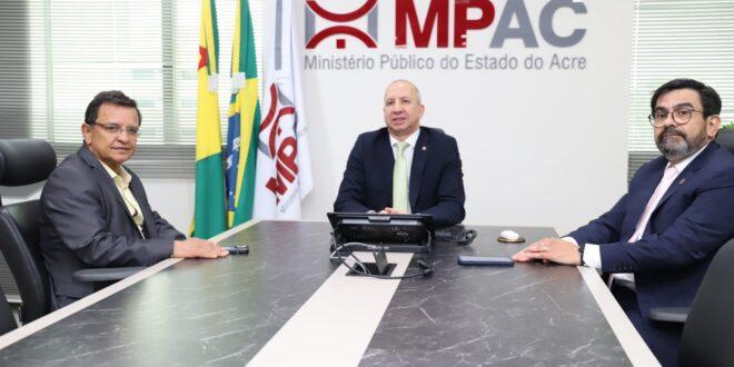 Gonzaga visita procurador-geral e coloca Aleac à disposição do MP/AC e povo acreano
