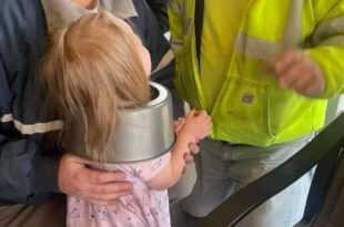 Menina de 2 anos fica com a cabeça presa em forma de bolo