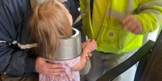 Menina de 2 anos fica com a cabeça presa em forma de bolo