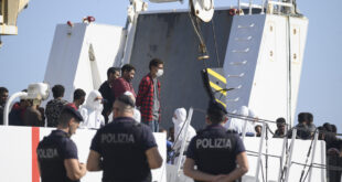 Naufrágio próximo à Itália mata mais de 40 migrantes