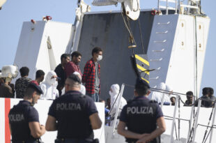 Naufrágio próximo à Itália mata mais de 40 migrantes