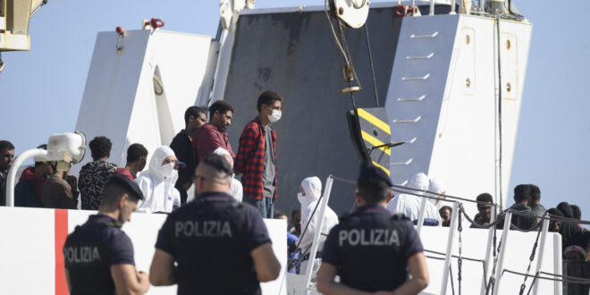 Naufrágio próximo à Itália mata mais de 40 migrantes