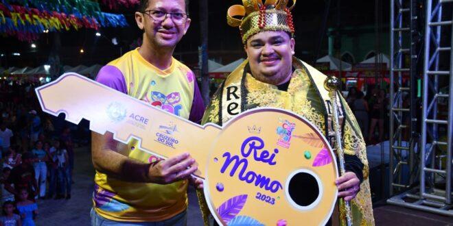 Baile e concurso da realeza são destaques na abertura do Carnaval em Cruzeiro do Sul